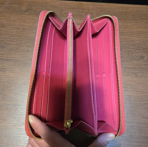 HTF!! Authentic Louis Vuitton pink vernis leather zip wallet in good condition Wallets